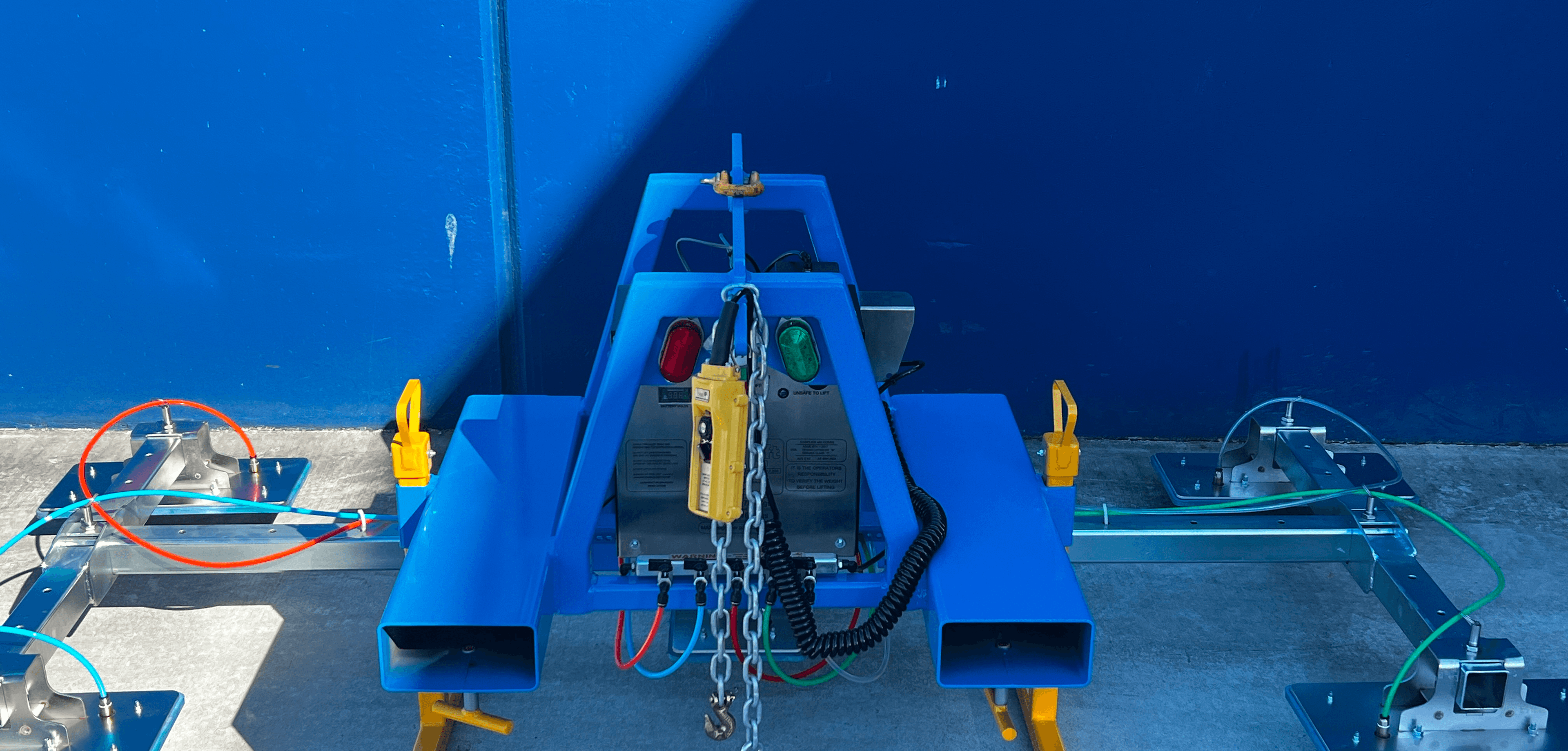 Heavy duty vacuum lifting system handling steel panels
